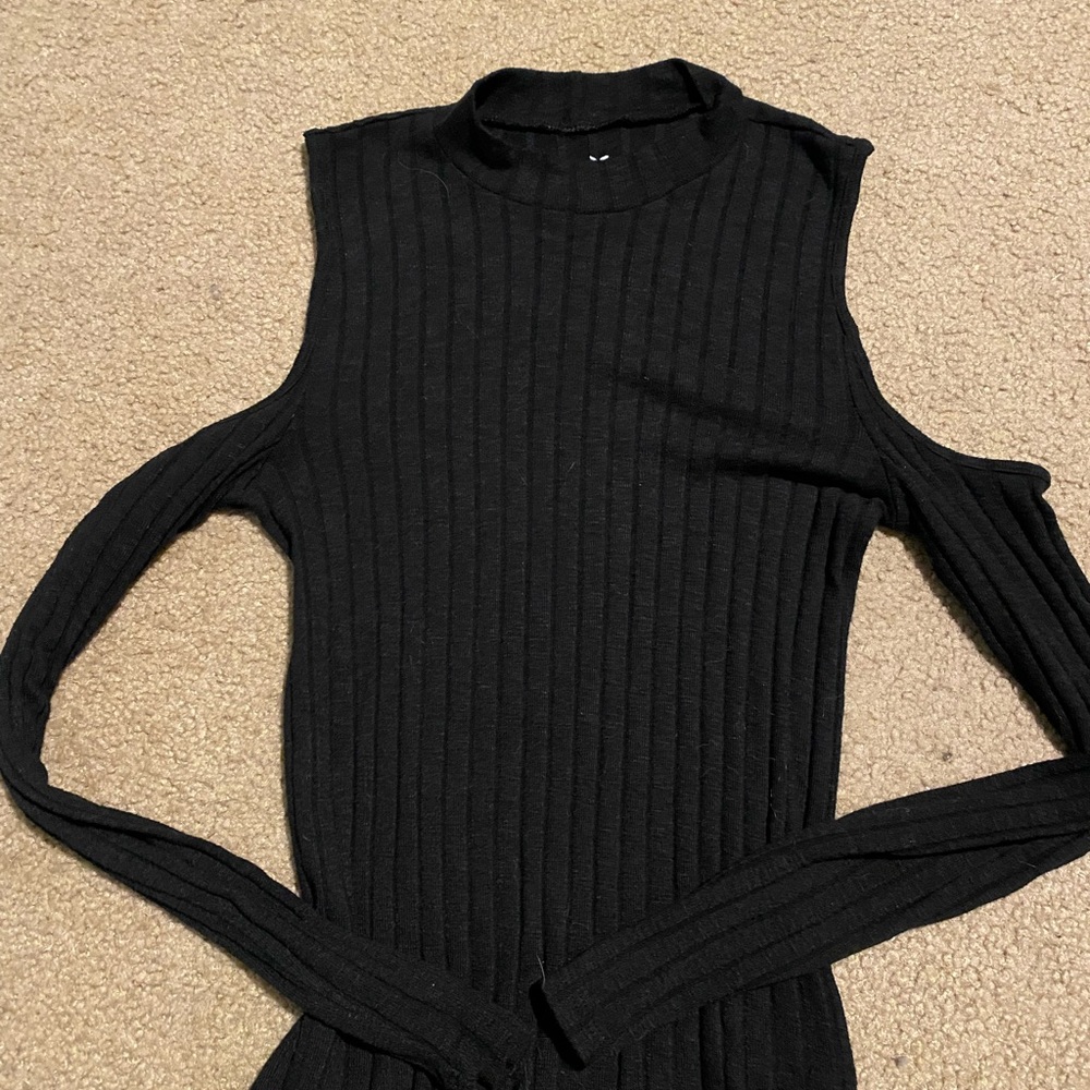Black shoulder cut out long sleeve